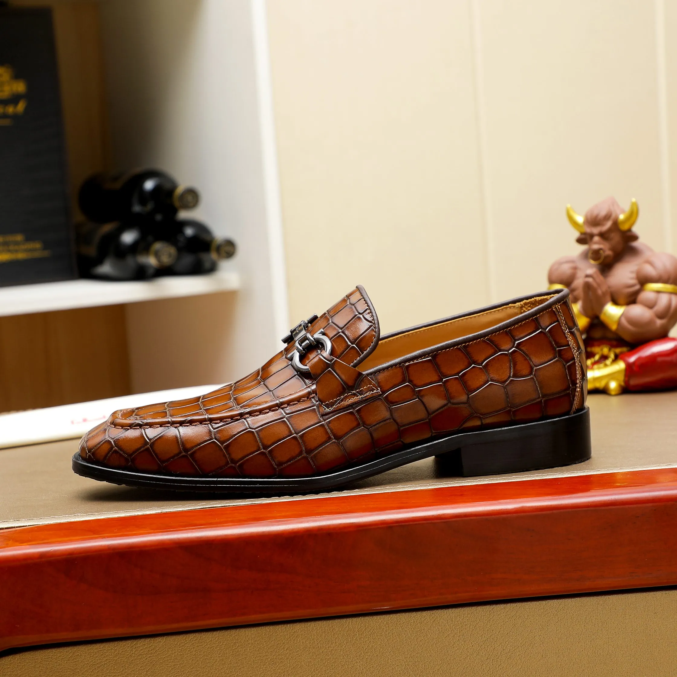 Men's shoes 💰460 🕷🕷🐂【Ferragamo】Ferragamo Popular fashion leather shoes🇨🇳Official website counter 1:1 production, original mold opening💯Good quality can be seen, imported high-end first-layer waxed calfskin, water-dyed🐂leather lining🌿very clear texture, high-quality waterproof, non-slip and wear-resistant outsole🎋high quality and low price, truly handmade🍓2 colors available! Code number 38-44……(45.46.Customized)